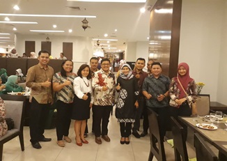Foto bersama rekan-rekan Bank Mandiri : Commercial Banking Center, Medan Imam Bonjol (Bersama Bp. Bambang Suprabowo, (Tengah))